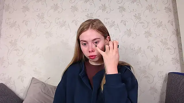 sofiaa here online show from 05/13/26, 12:06