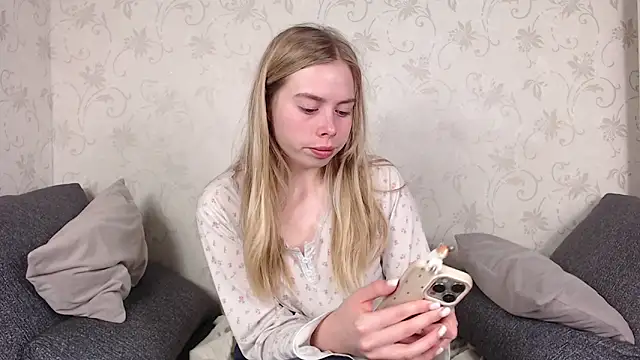 sofiaa here online show from 04/29/26, 12:15