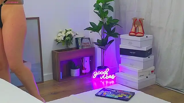 LauraMirage online show from 11/28/25, 06:57