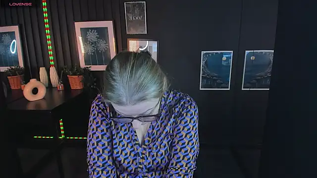 Snapshot of AlexandraKind chatting on 03/05/25, 12:11 AlexandraKind online show from 03/05/25, 12:11
