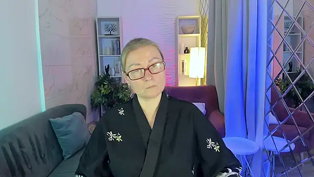 Snapshot of AlexandraKind chatting on 10/14/25, 08:42 AlexandraKind online show from 10/14/25, 08:42