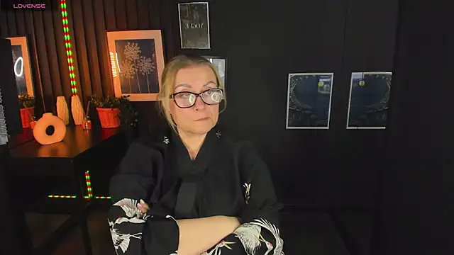 Snapshot of AlexandraKind chatting on 03/05/25, 02:46 AlexandraKind online show from 03/05/25, 02:46