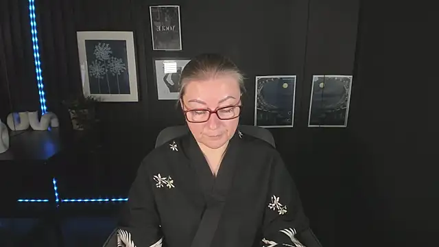 Snapshot of AlexandraKind chatting on 09/25/25, 02:12 AlexandraKind online show from 09/25/25, 02:12