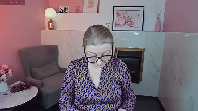 Snapshot of AlexandraKind chatting on 02/25/25, 12:27 AlexandraKind online show from 02/25/25, 12:27