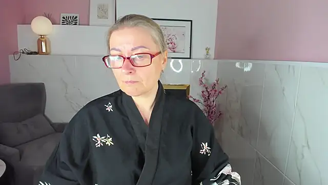 Snapshot of AlexandraKind chatting on 10/18/25, 01:35 AlexandraKind online show from 10/18/25, 01:35