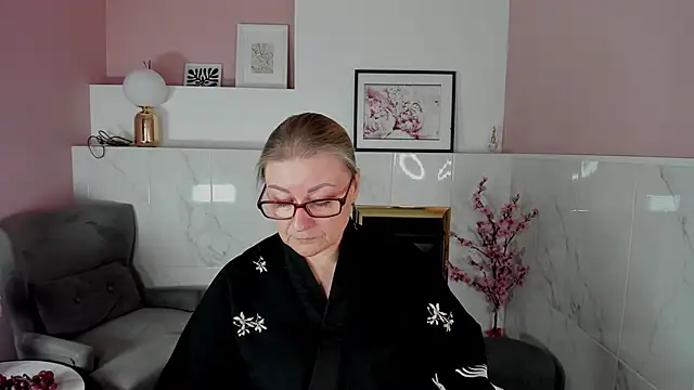Snapshot of AlexandraKind chatting on 10/04/25, 01:45 AlexandraKind online show from 10/04/25, 01:45
