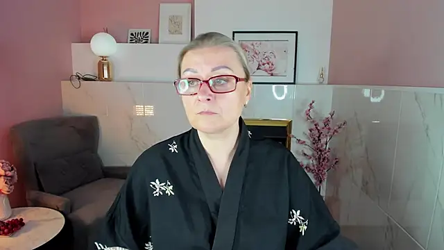 Snapshot of AlexandraKind chatting on 10/05/25, 01:35 AlexandraKind online show from 10/05/25, 01:35