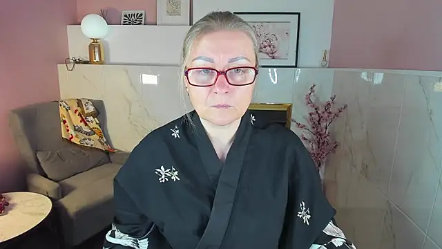 Snapshot of AlexandraKind chatting on 10/13/25, 01:34 AlexandraKind online show from 10/13/25, 01:34