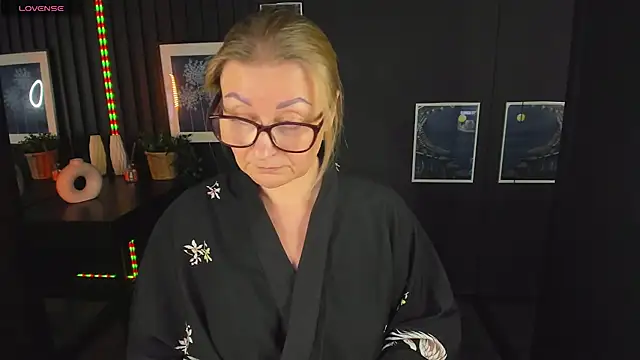 Snapshot of AlexandraKind chatting on 03/04/25, 11:43 AlexandraKind online show from 03/04/25, 11:43