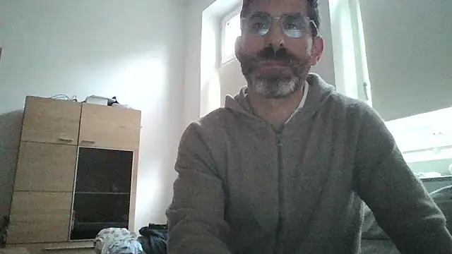 Snapshot of alcatraz009 chatting on 10/09/25, 04:29 alcatraz009 online show from 10/09/25, 04:29