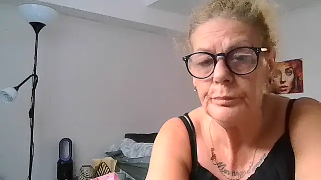 housewife shantie online show from 07/08/26, 01:34