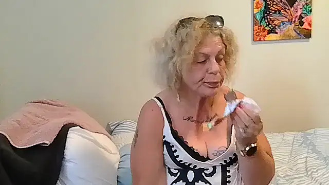 housewife shantie online show from 05/26/26, 02:04
