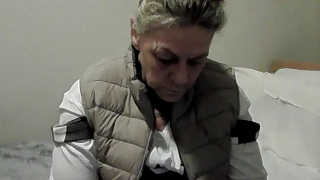 housewife shantie online show from 10/31/25, 10:45