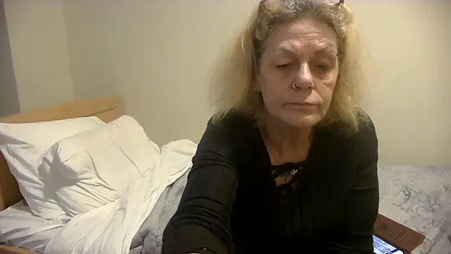 Snapshot of housewife_shantie chatting on 10/16/25, 08:00 housewife shantie online show from 10/16/25, 08:00