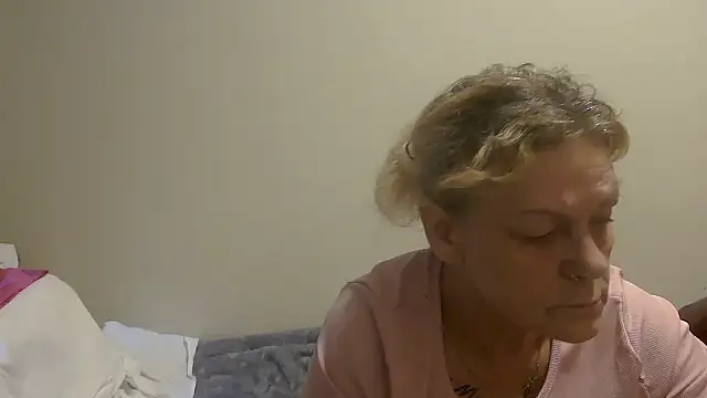 Snapshot of housewife_shantie chatting on 10/05/25, 08:27 housewife shantie online show from 10/05/25, 08:27