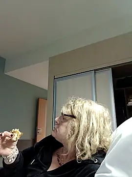 housewife shantie online show from 12/17/25, 02:44