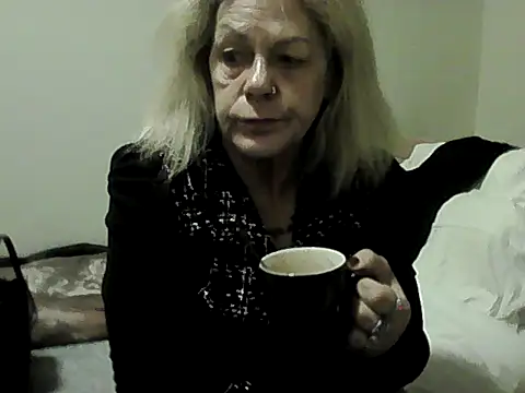 housewife shantie online show from 11/13/25, 07:18