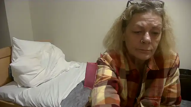 housewife shantie online show from 10/23/25, 08:57