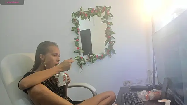 lulu 25  online show from 12/29/24, 04:59