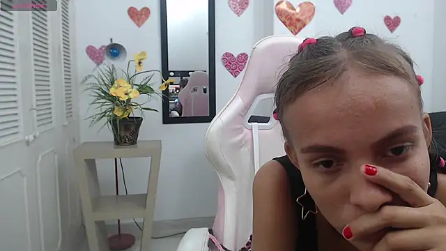 lulu 25  online show from 12/18/24, 04:31