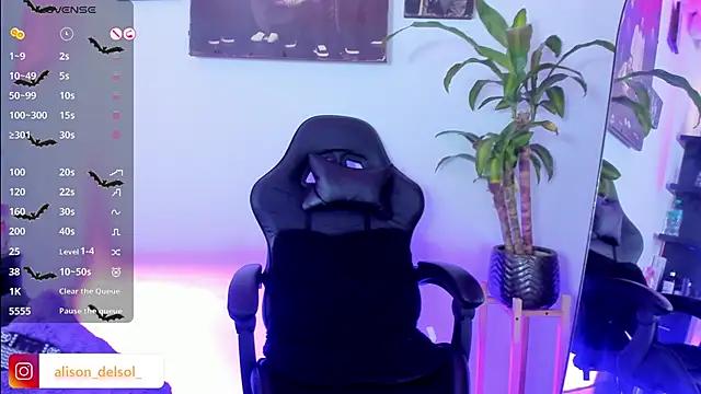 Alisson Wynter online show from 10/31/25, 04:20