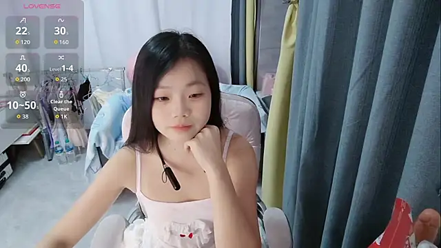Snapshot of Lena-yyds chatting on 10/06/25, 02:07 Lena-yyds online show from 10/06/25, 02:07