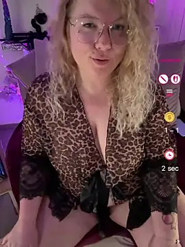 CurvyAnonymousGirl89 online show from 06/04/26, 07:40