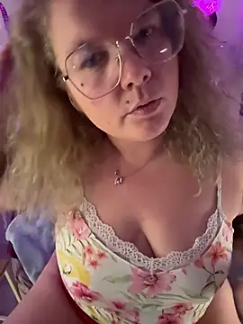 CurvyAnonymousGirl89 online show from 04/13/26, 06:23