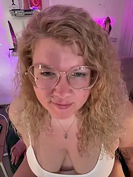 CurvyAnonymousGirl89 online show from 04/08/26, 06:04