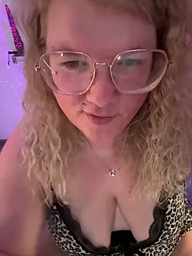 CurvyAnonymousGirl89 online show from 04/11/26, 07:45