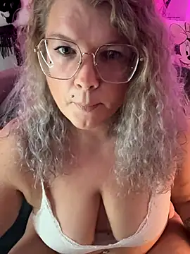 Snapshot of CurvyAnonymousGirl89 chatting on 12/04/25, 07:57 CurvyAnonymousGirl89 online show from 12/04/25, 07:57