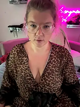 Snapshot of CurvyAnonymousGirl89 chatting on 11/15/25, 08:07 CurvyAnonymousGirl89 online show from 11/15/25, 08:07