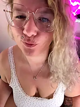 Snapshot of CurvyAnonymousGirl89 chatting on 10/27/25, 05:41 CurvyAnonymousGirl89 online show from 10/27/25, 05:41