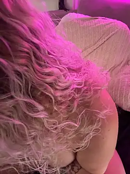 Snapshot of CurvyAnonymousGirl89 chatting on 10/19/25, 06:32 CurvyAnonymousGirl89 online show from 10/19/25, 06:32