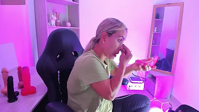 Evangeline johns online show from 11/04/25, 08:01