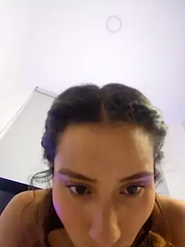 Snapshot of varenkaivanova_22 chatting on 01/05/25, 10:43 varenkaivanova 22 online show from 01/05/25, 10:43
