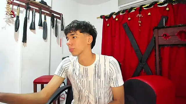 Snapshot of Harry_LatinBoy chatting on 12/17/24, 11:05 Harry LatinBoy online show from 12/17/24, 11:05