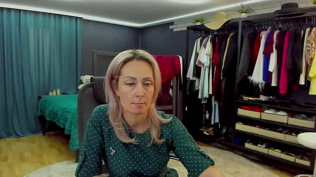 Julia Cherry  online show from 04/04/26, 02:12