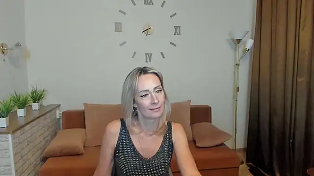 Julia Cherry  online show from 02/09/25, 02:18