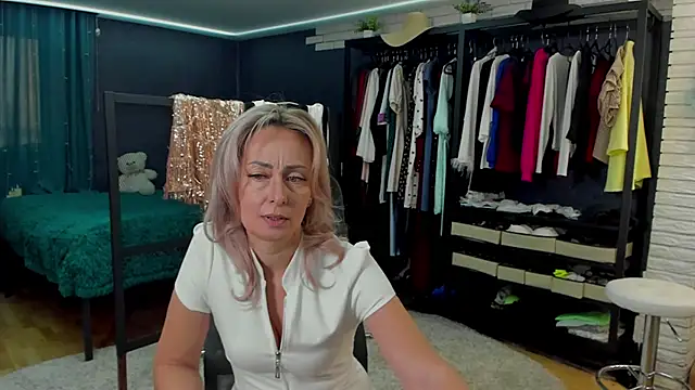 Snapshot of Julia_Cherry_ chatting on 01/16/26, 12:42 Julia Cherry online show from 01/16/26, 12:42