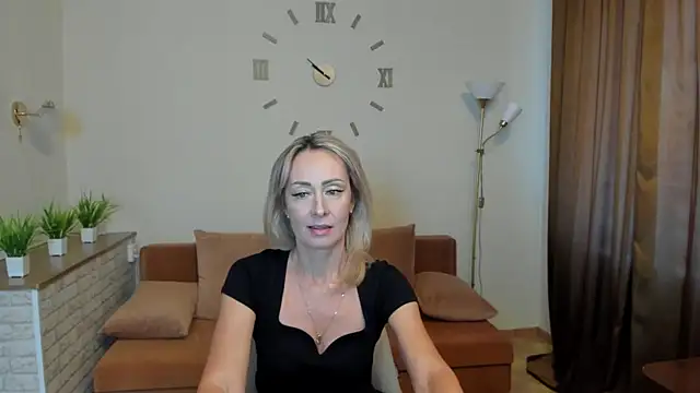 Julia Cherry  online show from 01/24/25, 12:10