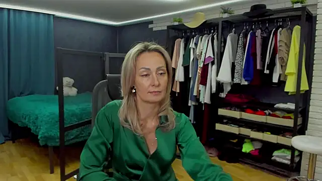 Julia Cherry  online show from 11/26/25, 04:18