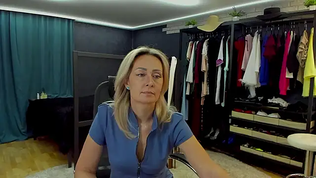 Julia Cherry  online show from 03/05/26, 03:52