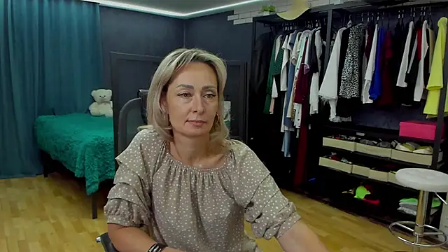 Julia Cherry  online show from 12/02/25, 12:51