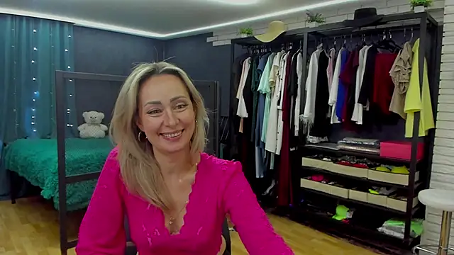 Snapshot of Julia_Cherry_ chatting on 12/20/25, 02:20 Julia Cherry online show from 12/20/25, 02:20