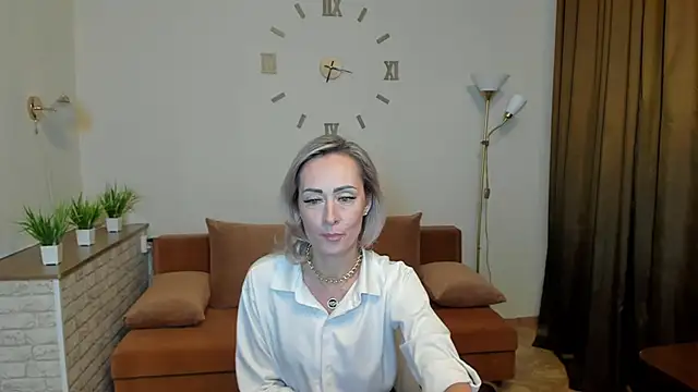 Julia Cherry  online show from 01/16/25, 03:45