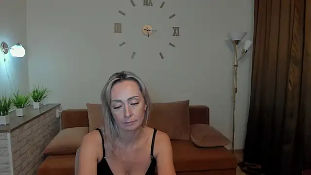 Julia Cherry  online show from 01/31/25, 05:42