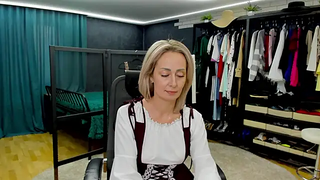Julia Cherry  online show from 05/16/26, 02:38