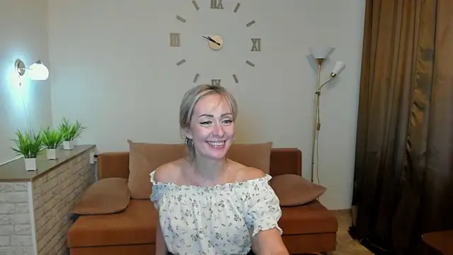 Julia Cherry  online show from 01/17/25, 12:42