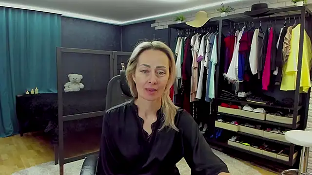 Julia Cherry  online show from 03/12/26, 04:55